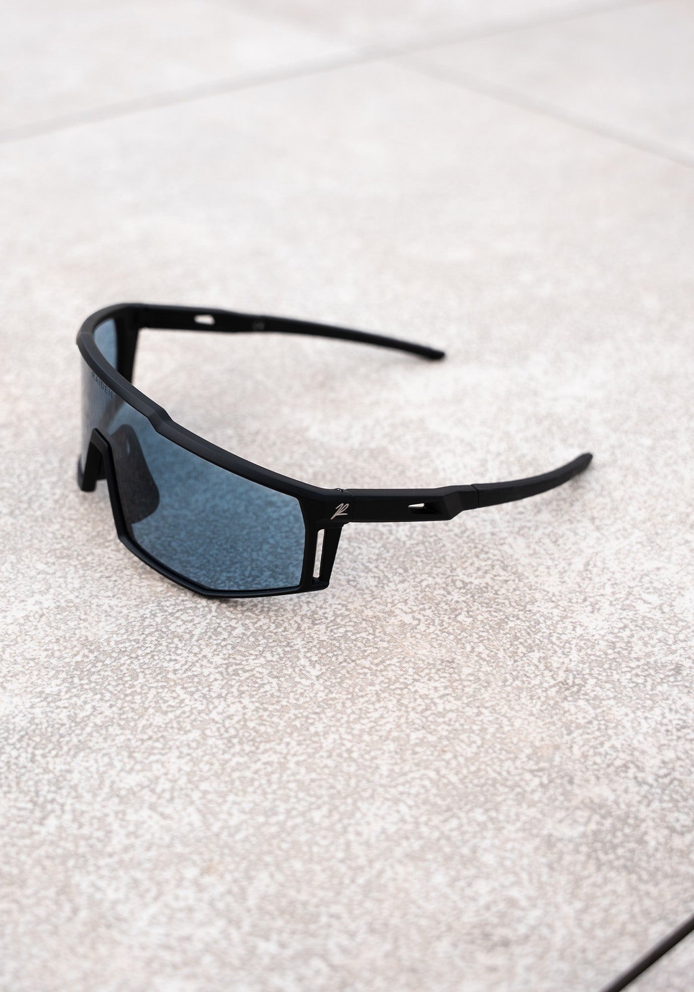 Sportbrille RAIDEN "R8" Photochromic "Black / Switching Blue"