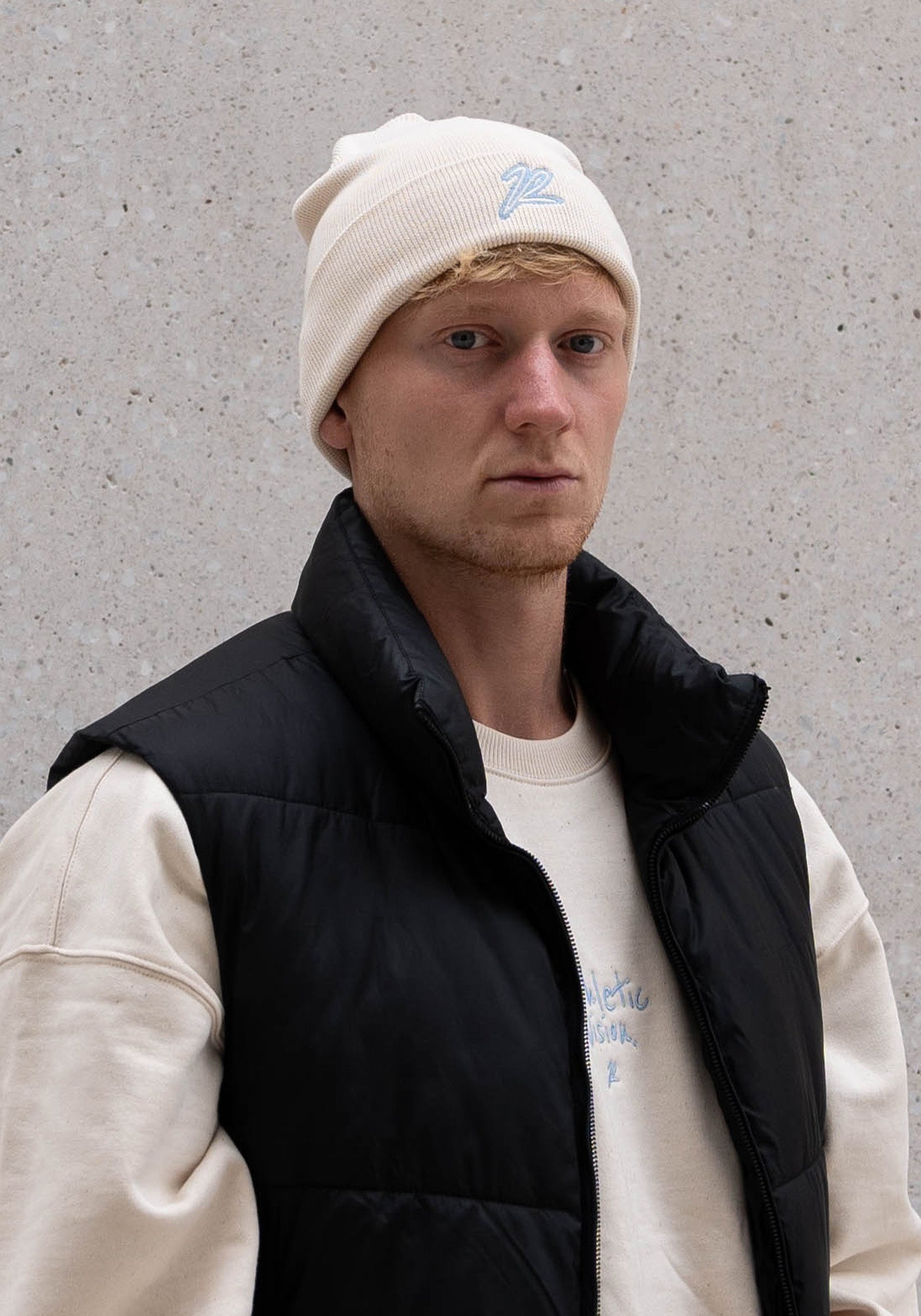 Sustainable Beanie "The R" Sand