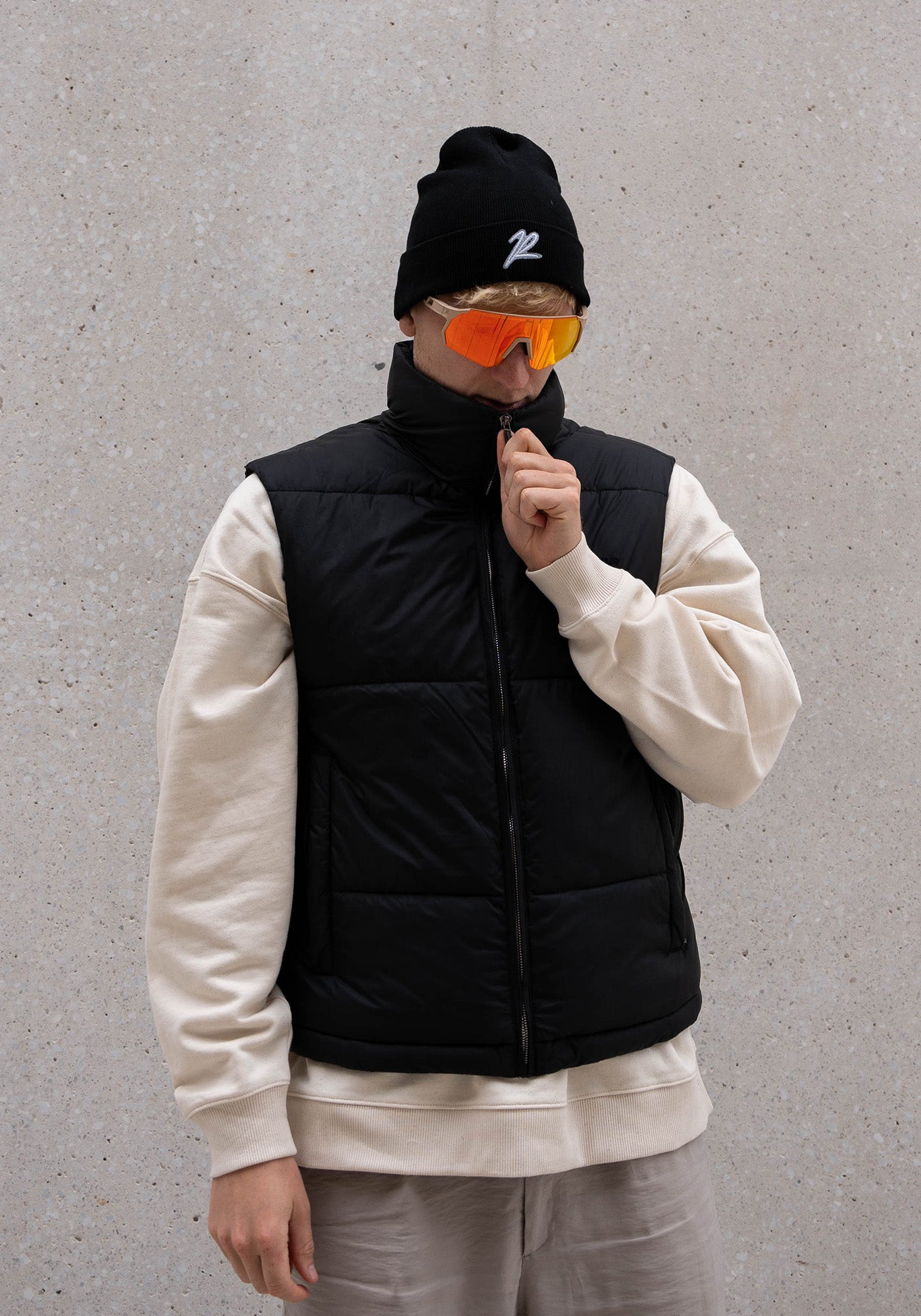 Sustainable Beanie "The R" Black