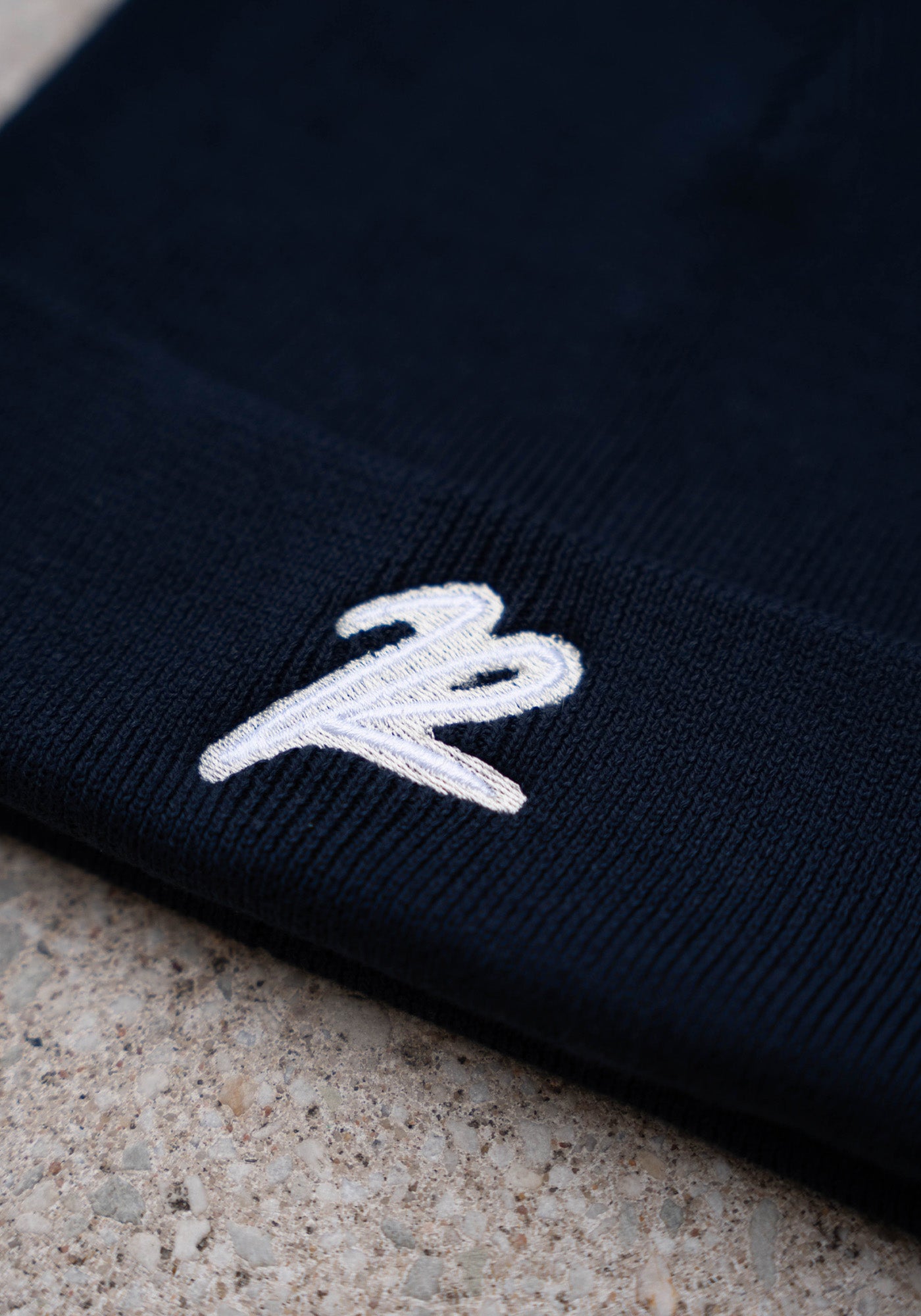 Sustainable Beanie "The R" Navy