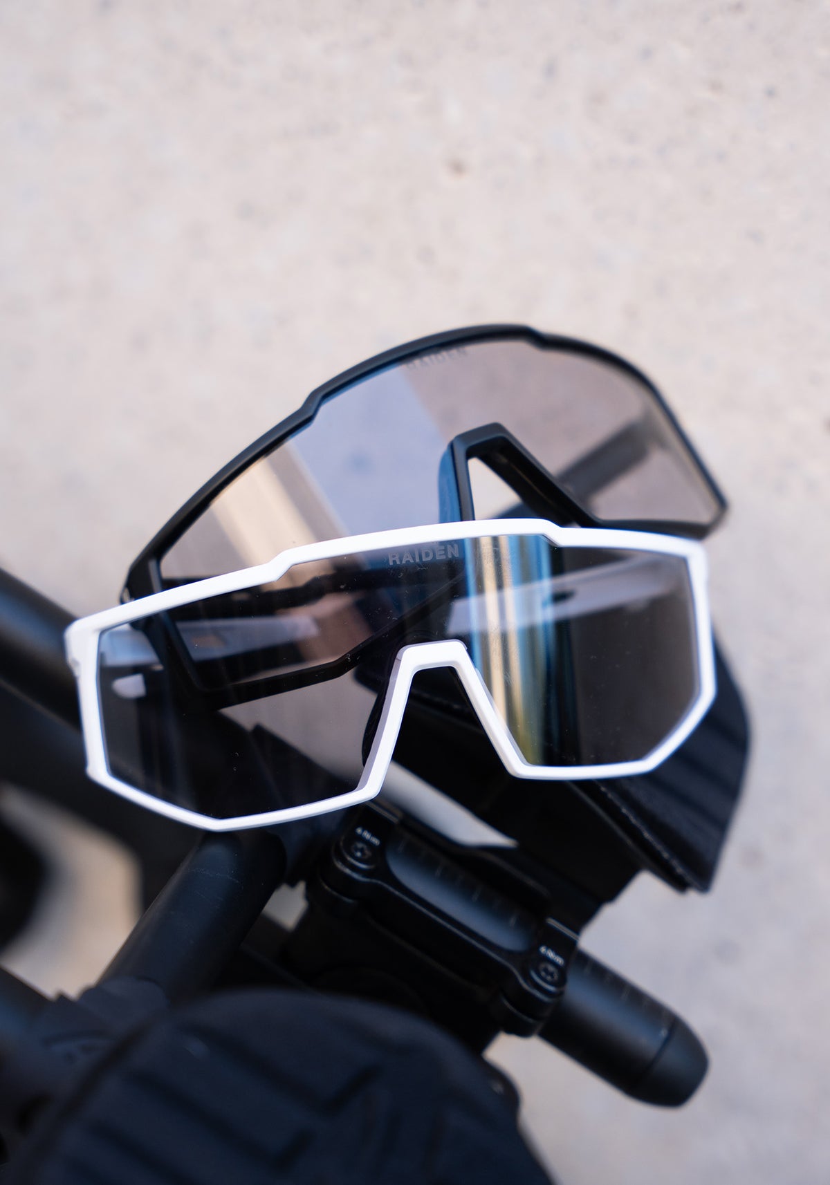 Sportbrille RAIDEN "R8" Photochromic "White / Clear to Black"