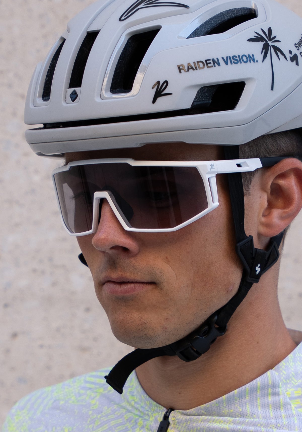 Sportbrille RAIDEN "R8" Photochromic "White / Clear to Black"